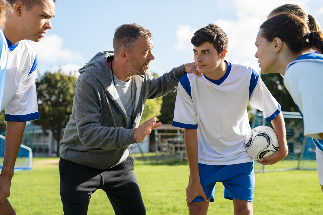 Entrenador dando indicaciones a jugador